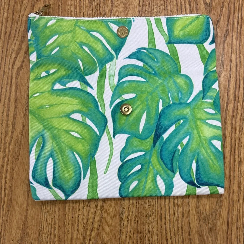 Pura Vida Green‎ Leaf Print Clutch